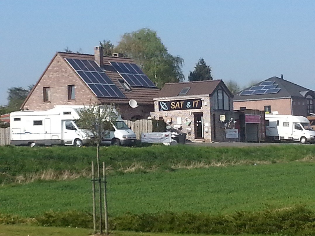 Installateur d'antenne satellite motoris&eacute;e pour bateau, mobile home, camping car, remoques, autocars.